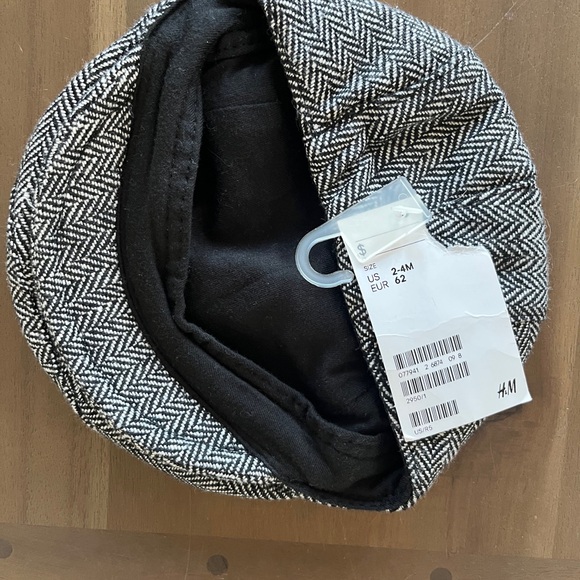 NWT H&M Black and White Herringbone Cap for baby - Picture 1 of 2